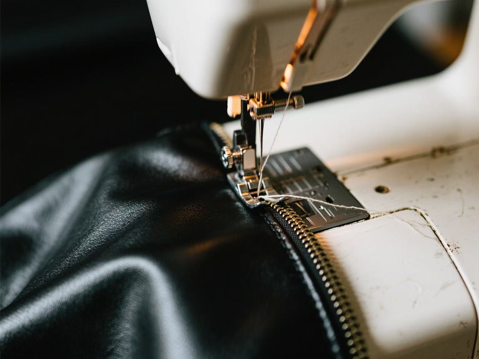 Einblick in den Herstellungsprozess der Make-up-Tasche von Topfeel