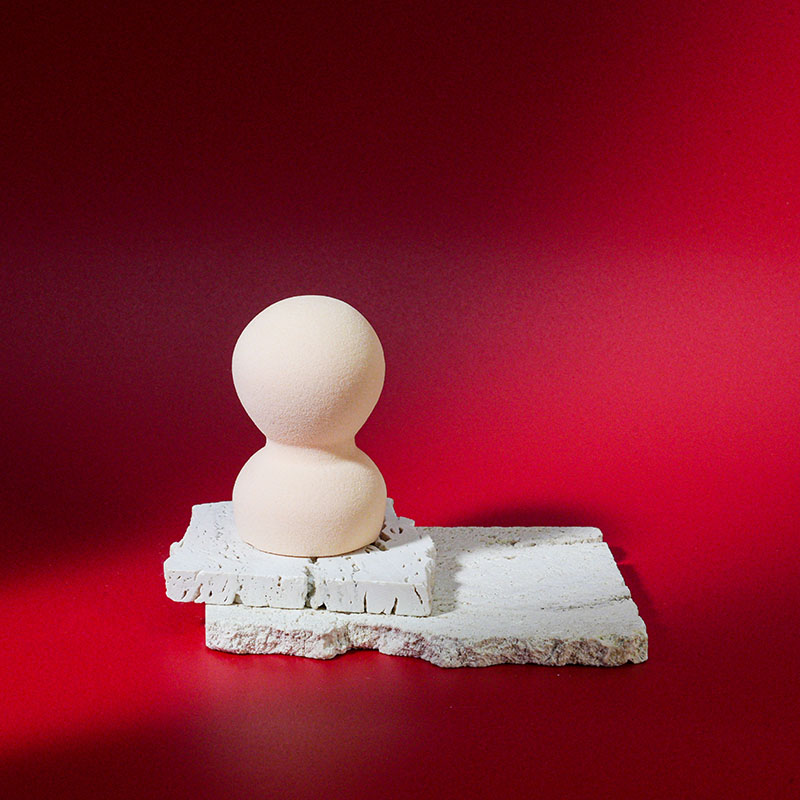 Производитель косметических инструментов – бьюти-блендер в форме штампа