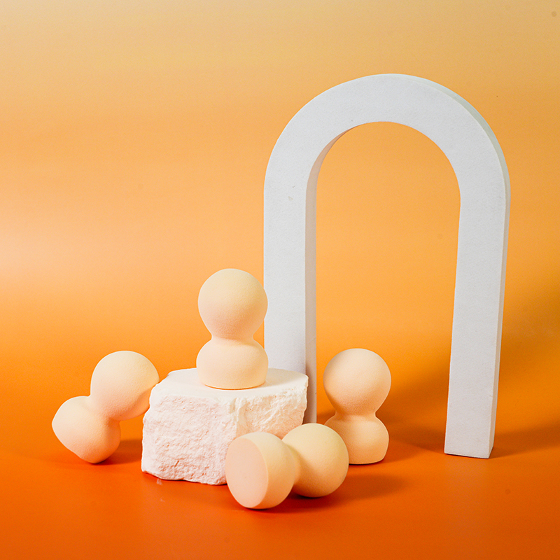 Производитель косметических инструментов – бьюти-блендер в форме штампа